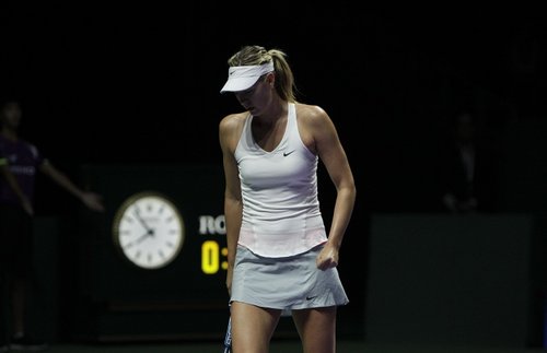 Мария Шарапова проиграла Каролин Возняцки в первом матче итогового турнира